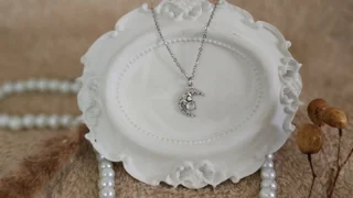 گردنبند نگین دار طرح ماه