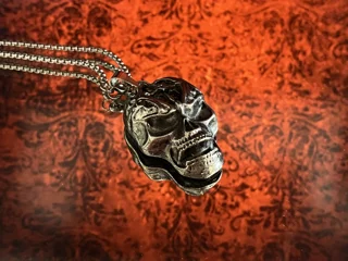 گردنبند مردانه اسکلت فلزی با جزئیات دقیق