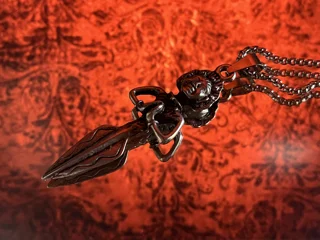 گردنبند مردانه فلزی با جزئیات چهره و تیغه