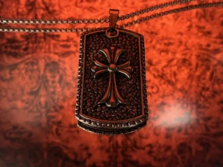 گردنبند مردانه صلیب فلزی با جزئیات برجسته