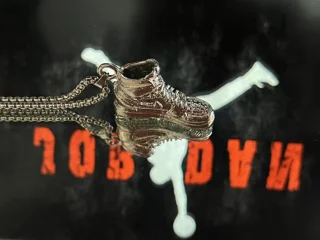 گردنبند مردانه کتانی فلزی با طراحی اسپرت